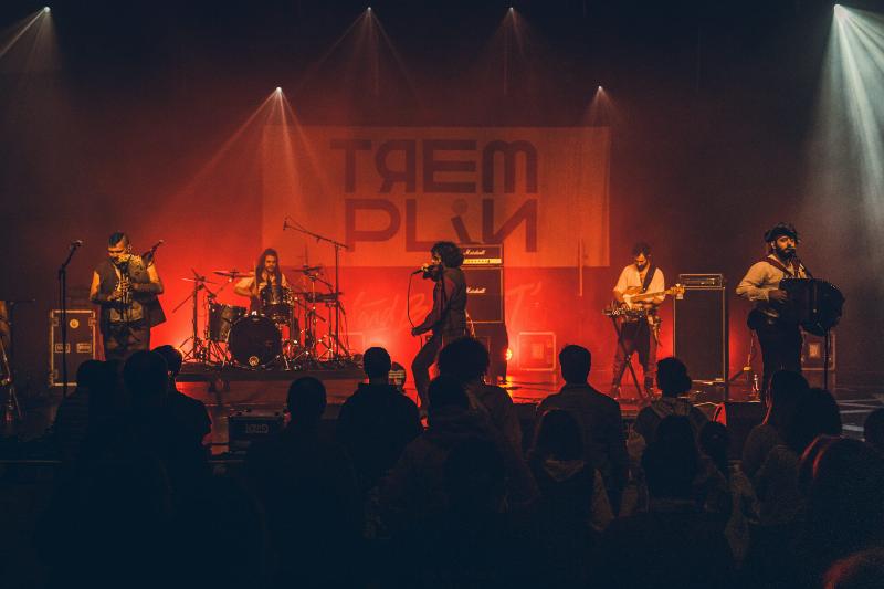 Artistes français de pop soul musique sur scène, captivant le public avec leur énergie